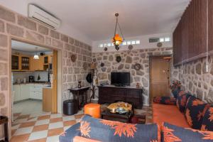 אזור ישיבה ב-Apartments with a swimming pool Mlini, Dubrovnik - 9009