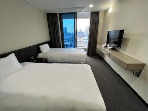 TV a/nebo společenská místnost v ubytování Incheon Rivieraverium Hotel