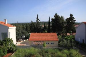 ein kleines weißes Haus mit orangefarbenem Dach in der Unterkunft Apartments with a parking space Stari Grad, Hvar - 8752 in Stari Grad