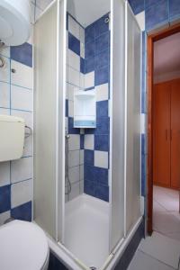 ein Bad mit einer Dusche und einem WC in der Unterkunft Apartments with a parking space Stari Grad, Hvar - 8752 in Stari Grad