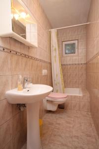 ein Bad mit einem Waschbecken und einem WC in der Unterkunft Apartments by the sea Ivan Dolac, Hvar - 8782 in Ivan Dolac
