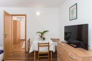 TV a/nebo společenská místnost v ubytování Apartments with a parking space Mlini, Dubrovnik - 8985