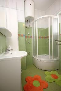 a bathroom with a sink and a shower and a rug at Apartments with a parking space Cavtat, Dubrovnik - 9032 in Cavtat
