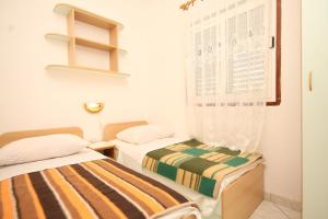 Postel nebo postele na pokoji v ubytování Apartments by the sea Rukavac, Vis - 1154