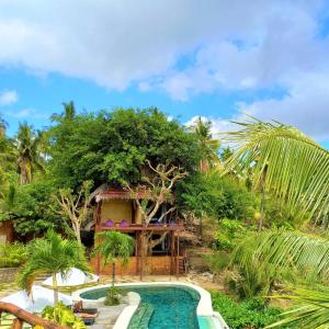 un complejo con piscina y casa en Gading Tree House, en Nusa Penida