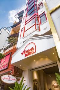 9 Hostel and Suites في مدينة هوشي منه: مبنى عليه لافته على واجهة مطعم