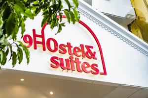 9 Hostel and Suites في مدينة هوشي منه: علامة على جانب متجر