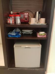 um armário de cozinha com um micro-ondas e uma torradeira em Izz room studio Gold Coast Morib Resort em Banting