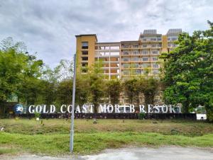 um sinal para o mundo da costa fria reconstruir em frente a um edifício em Izz room studio Gold Coast Morib Resort em Banting