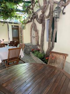 ein Holztisch in einem Restaurant mit einem Baum in der Unterkunft Antica Locanda al Gelso in Monfalcone