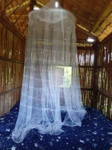 a plastic curtain in a room with a window at Battambang Eco Stay in Phumĭ Ândong Pring