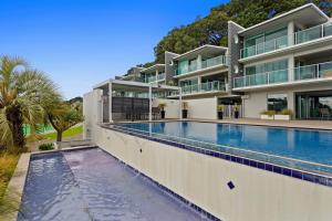 歐霍普海灘的住宿－Pohutukawa Paradise - Ōhope Holiday Apartment，一座带游泳池的房子的图象