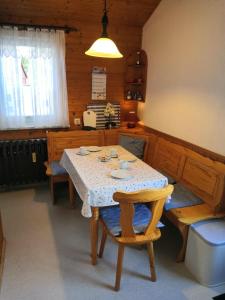comedor con mesa, sillas y luz en Haus Fessel - Zeterklippe en Elend