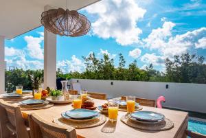 einen Esstisch mit Poolblick in der Unterkunft 3 bdrm 2 bath Villa with Private Pool- Azure Beach Residences in Palm-Eagle Beach