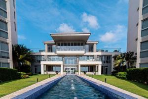 Bazén v ubytování Villa with Private Pool- Azure Beach Residences nebo v jeho okolí