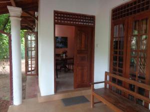 een kamer met een houten deur en een tafel bij Green Villa Home in Anuradhapura