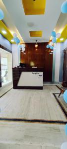 una grande stanza con un tavolo bianco al centro di Ratna Resort a Khandagiri