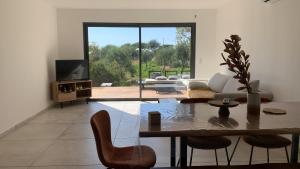 科爾巴哈的住宿－Maison neuve avec piscine，客厅配有桌椅和沙发