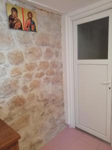 Zimmer mit einer Steinmauer und einer Tür in der Unterkunft Castello in Trebinje