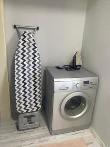 uma máquina de lavar roupa com uma gravata em cima em Delpina APART - Doğa içinde deniz manzaralı em Pazar