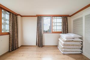 a room with windows and a pile of blankets at Samhaein Tourist Hotel in Jeju
