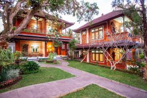 een huis met een pad ervoor bij Nick's Pension in Ubud