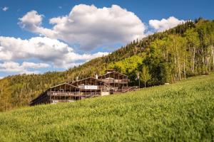 ein großes Gebäude auf einem Hügel auf einem Feld in der Unterkunft Brettelberg Slopeside Condos F7 in Carbondale