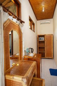 een kleedkamer met een spiegel en een kaptafel bij Nick's Pension in Ubud