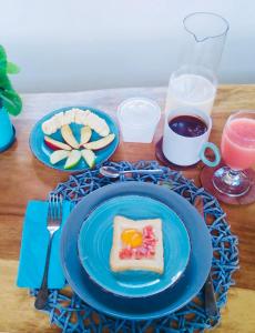 una mesa con una placa azul con un huevo en ella en Acuarela del Mar, en Dibulla
