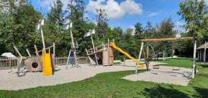 un parque con parque infantil con tobogán en Ferienwohnung Agerblick 3 Zimmer mit Küche, 83m2 en Lenzing