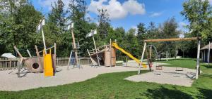 einen Park mit Spielplatz mit Rutsche in der Unterkunft Ferienwohnung Agerblick 3 Zimmer mit Küche, 83m2 in Lenzing