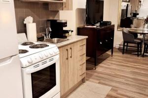 Кухня или мини-кухня в Cozy Spacious 1-BDR Studio #8. FREE Parking
