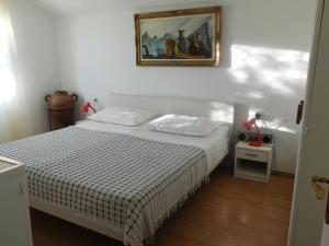 - une chambre avec un lit et une photo sur le mur dans l'établissement Seaside holiday house Milna, Vis - 8900, à Vis
