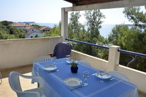 niebieski stół na balkonie z widokiem na ocean w obiekcie Apartments by the sea Milna, Vis - 8943 w mieście Rukavac