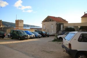 Fotografia z galérie ubytovania Apartments and rooms by the sea Komiza, Vis - 8910 v destinácii Komiža + 21 fotografií