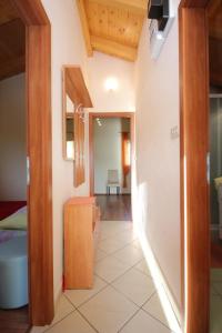 un corridoio di una camera da letto e di una camera con una non intenzionale di Apartments with WiFi Vis - 8872 a Vis