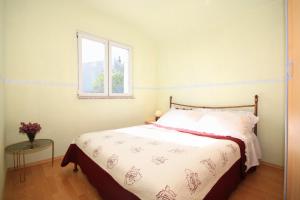 a bedroom with a bed and a window at Apartments with a parking space Brgujac, Vis - 8919 in Rukavac