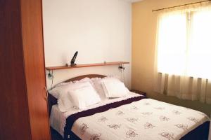 Ein Bett oder Betten in einem Zimmer der Unterkunft Apartments with parking spaces Brgujac, Vis - 8919