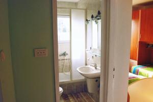 Ein Badezimmer in der Unterkunft Apartments with parking spaces Brgujac, Vis - 8919