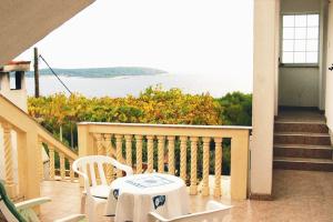 Ein Balkon oder eine Terrasse in der Unterkunft Apartments with parking spaces Brgujac, Vis - 8919
