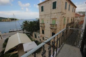 Fotografie z fotogalerie ubytování Apartments by the sea Vis - 8876 v destinaci Vis