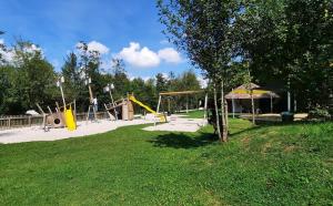Area giochi per bambini di Gemütliches Tiny Home mit 30m2 inklusive Kochmöglichkeit