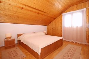 เตียงในห้องที่ Apartments by the sea Zavalatica, Korcula - 9137