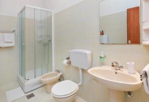 een badkamer met een toilet, een wastafel en een douche bij Apartments with a parking space Mlini, Dubrovnik - 9043 in Mlini