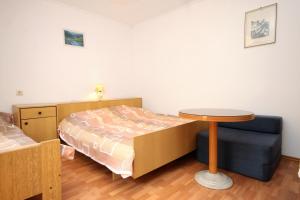 1 dormitorio con 1 cama, 1 mesa y 1 silla en Apartments by the sea Cavtat, Dubrovnik - 8966, en Cavtat