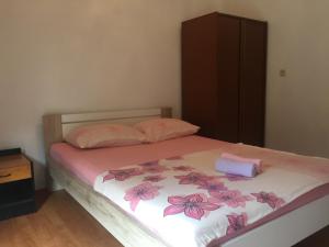 Un dormitorio con una cama con flores rosas. en Apartments by the sea Cove Mala Pogorila, Hvar - 8953, en Bogomolje