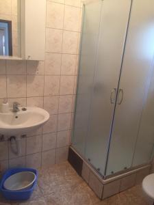 y baño con ducha, lavabo y aseo. en Apartments by the sea Cove Mala Pogorila, Hvar - 8953, en Bogomolje