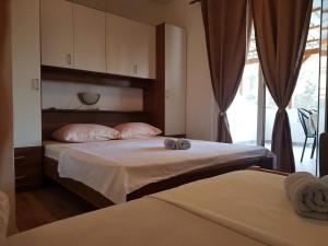 sypialnia z 2 łóżkami i dużym oknem w obiekcie Apartments by the sea Cove Mala Pogorila, Hvar - 8952 w mieście Bogomolje