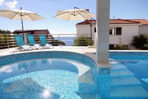 Zdjęcie z galerii obiektu Seaside apartments with a swimming pool Zavalatica, Korcula - 9150 w mieście Zavalatica
