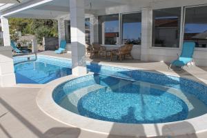 Zdjęcie z galerii obiektu Seaside apartments with a swimming pool Zavalatica, Korcula - 9150 w mieście Zavalatica +37 zdjęć